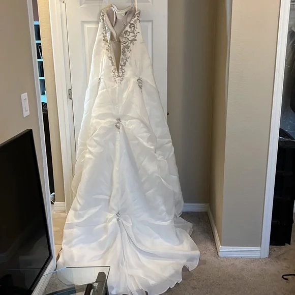 Unbranded Wedding Dress. Size 10. Slightly altered. - Picture 2 of 8
